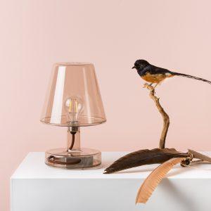 Objekt oder Leuchte? Die Fatboy Transloetje ist beides und überzeugt mit warmen Farben und sanftem Licht. 