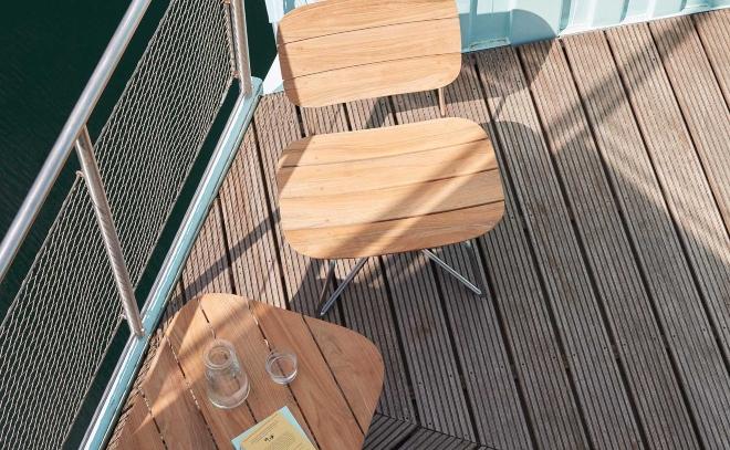 Gemütlichkeit am Design-Balkontisch