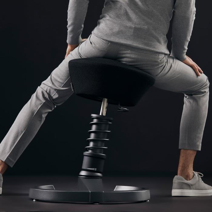 Schwarzer Aeris Swopper Bürostuhl in Aktion. Ergonomische Lösung fürs Homeoffice einrichten.