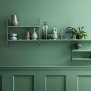 String Pocket Regal in Salbeigrün, bestückt mit diversen Vasen und Ton-in-Ton mit der Wand. Ein farbenfroher Minimalismus im Winter.