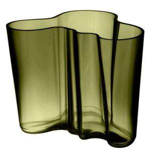 Iittala Aalto Vase in frühlingshaftem Grün. Eine moderne Osterdeko fürs ganze Jahr, in der jeder Zweig und jeder Blumenstrauß zum Highlight wird. 