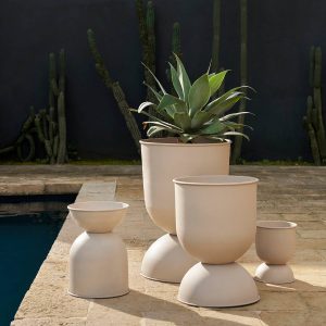 Sandfarbener skulpturaler Pflanzkübel mit architektonischer Präsenz in drei unterschiedlichen Größen. Mit und ohne Pflanze ein Hingucker.