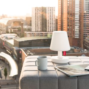 Die mobile Fatboy Edison the Petit Tischleuchte findet überall ein Plätzchen. Und macht den Morgenkaffe mit Blick auf die Stadt gleich nochmal so schön.