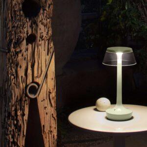 Flos Bon Jour Unplugged. Kabellose Designerleuchte für moderne, skandinavische Weihnachtsdekoration und stimmungsvolles Licht.