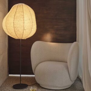 Ferm Living Kurbis Stehleuchte: textile Leuchte mit weichem Licht. Die perfekte Ergänzung für Cocooning und Winterstimmung.
