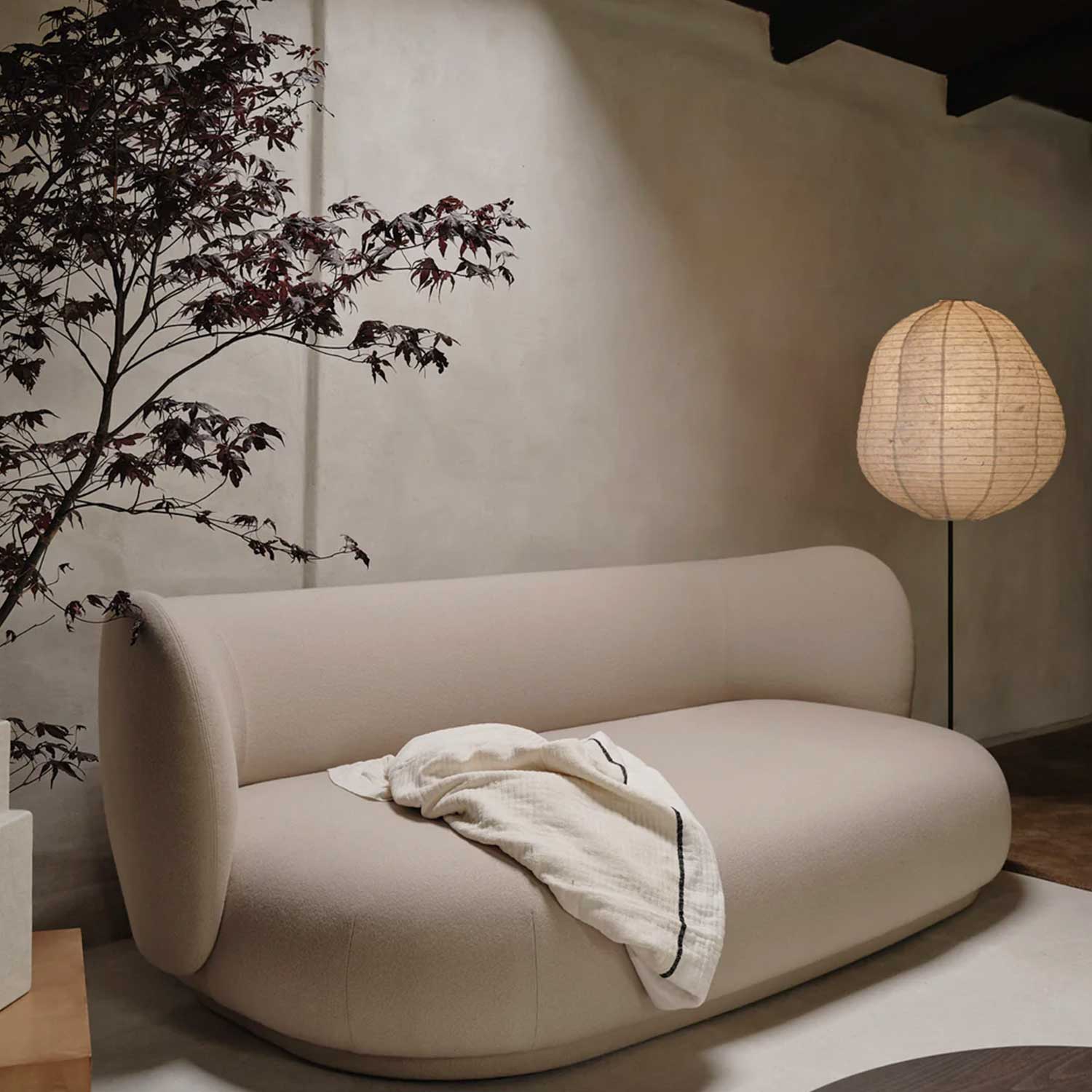 ferm-LIVING-Kurbis-Stehleuchte-Floor-Lamp-Low-Tall-hinter-Sofa_104514_1920x1920