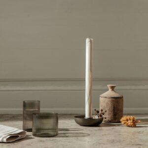 Die Ferm Living Dryp Stabkerzen setzen mit ihren natürlichen Farbtönen warme Akzente – einzeln wie hier oder auch im Doppelpack.