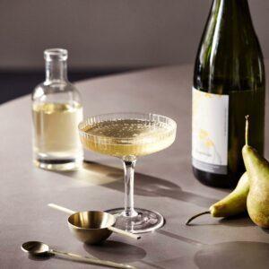 Geriffelte Champagnerschale von Ferm Living mit prickelndem Drink für das Valentinstag Dinner zu Hause.
