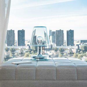 Kabellos, reduziert und überall DER Hingucker: die Fatboy Transloetje Tischleuchte. Farbenfroher Minimalismus im Winter. 