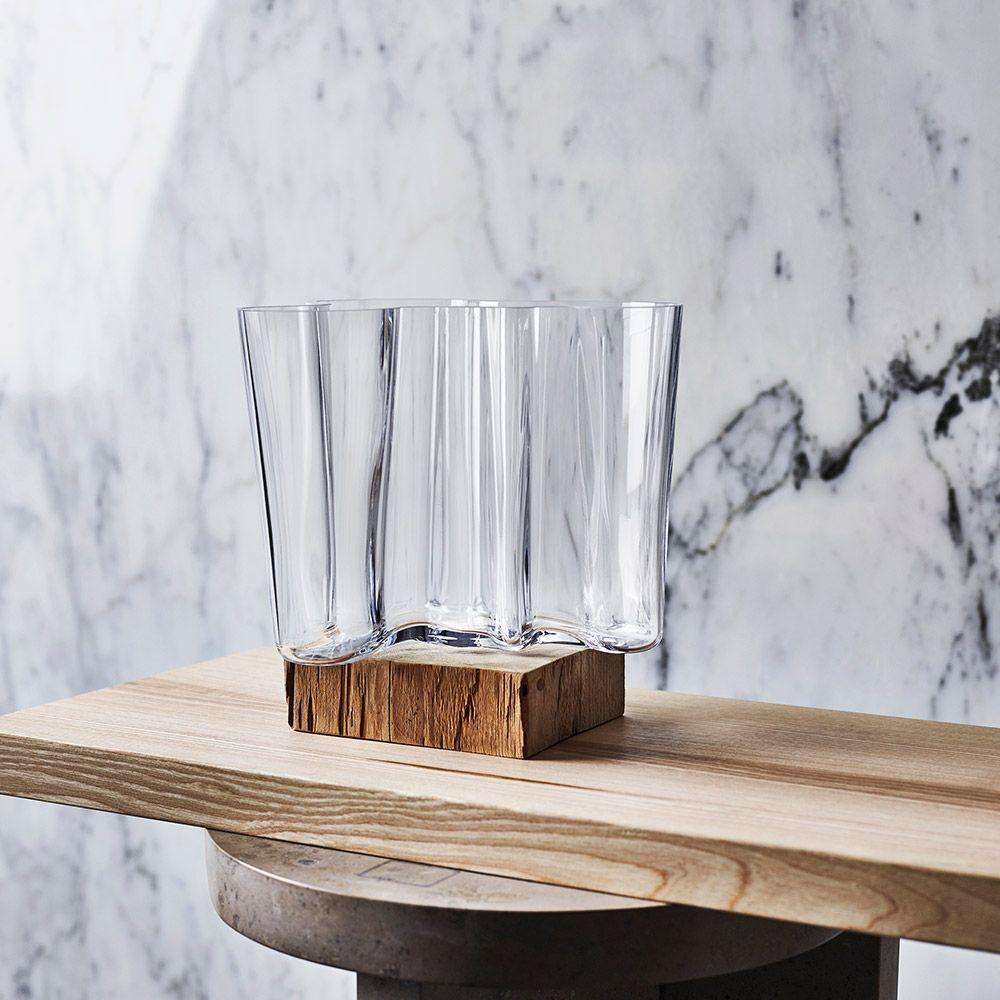Die minimalistische Iittala Aalto Vase mit ihrem charakteristischen Wellendesign funktioniert als Valentinstag Tischdeko auch ohne Blumen.