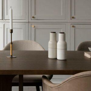 Sandfarbenes Salz- und Pfeffermühlen von Audo als funktionales Designdetail für die Valentinstag Tischdeko.