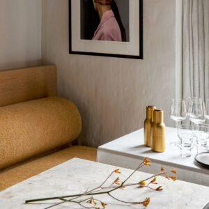 Audo Salz- und Pfeffermühlen aus gebürstetem Messing als funktionales Designdetail für die Valentinstag Tischdeko.