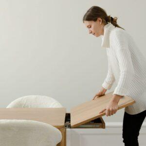 Mit Verlängerungsplatten lässt sich der Esstisch von UMAGE im Handumdrehen erweitern. 