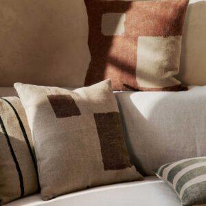 Die Ferm Living Oleo Kissen mit kräftigen Farbflächen sind eine schöne Ergänzung zu moderne Osterdeko. Gerne wie hier in unterschiedlicher Ausführung.